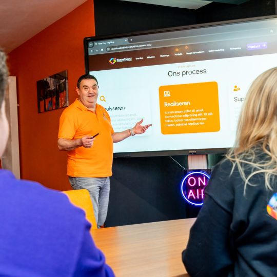 Uitleg over het ontwerpproces aan een klant